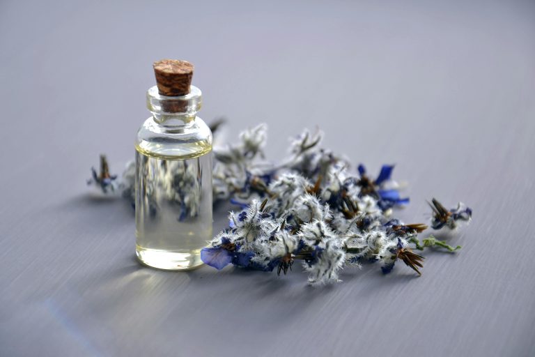 Lavender Essential Oil: Calming Aromatherapy for Mind and Body